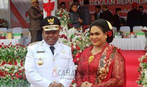 Bupati Hermus Indou bersama Ketua TP PKK Kabupaten Manokwari. Ny. Febelina Indou