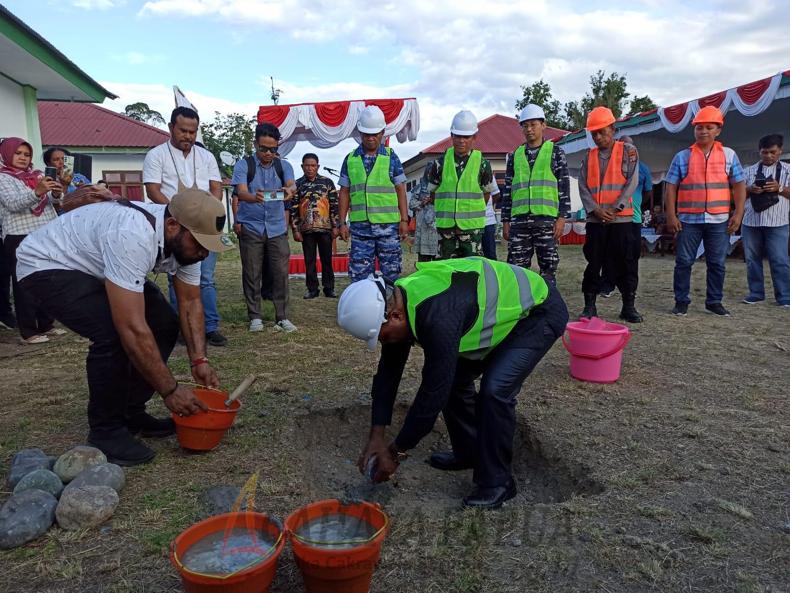 Bupati Hermus Indou meletakkan batu pertama pembangunan Sentra IKM yang berlokasi di Kelurahan Andai Bupati Hermus Indou meletakkan batu pertama pembangunan Sentra IKM yang berlokasi di Kelurahan Andai