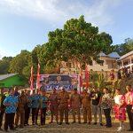 Bupati Hermus Indou pose bersama usai membuka lomba Yosim Pancar yang diselenggarakan Karang Taruna Pasir Putih