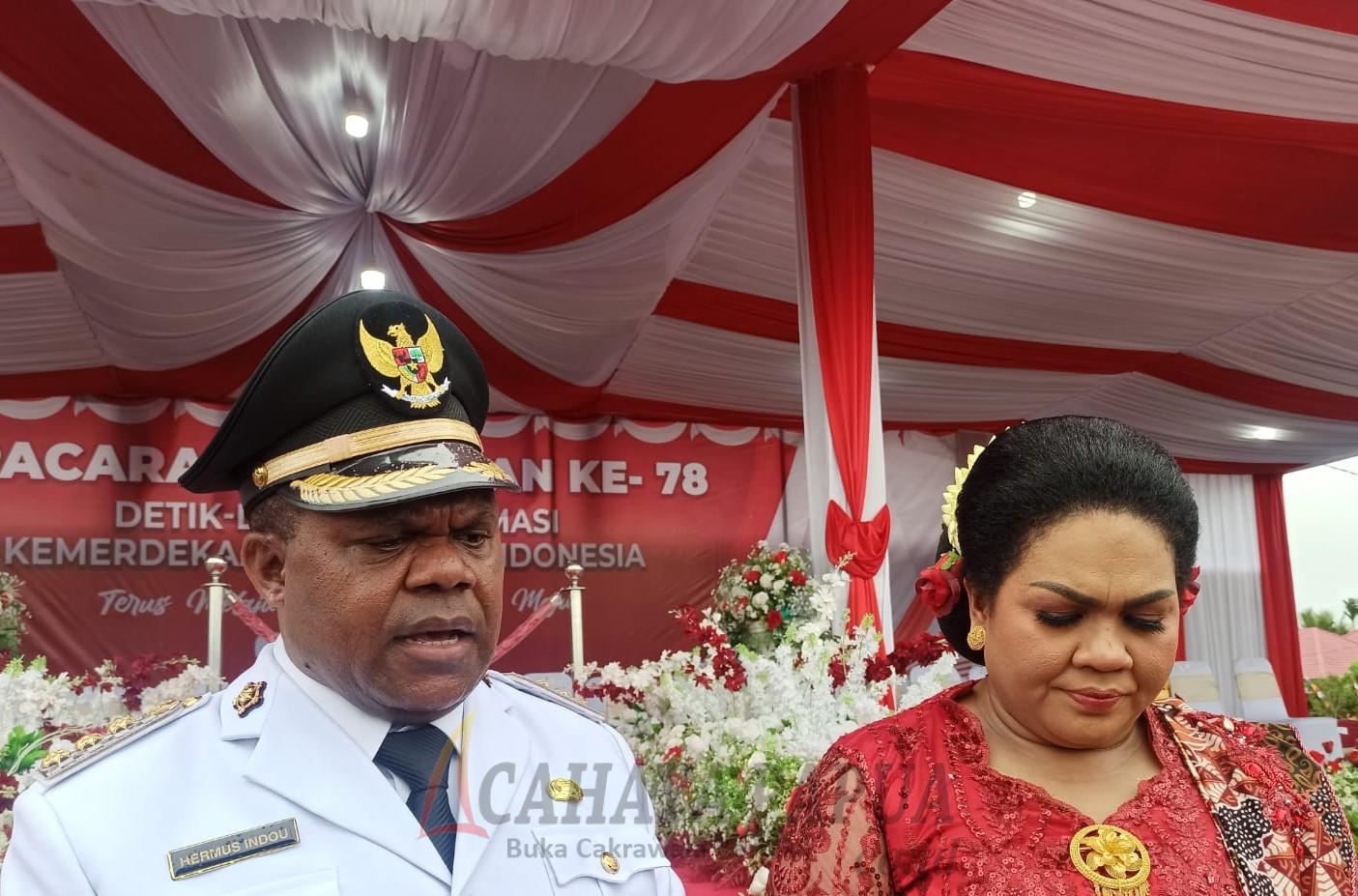 Bupati Manokwari Hermus Indou bersama Ketua TP PKK Kabupaten Manokwari Ny. Febelina Indou Bupati Manokwari Hermus Indou bersama Ketua TP PKK Kabupaten Manokwari Ny. Febelina Indou