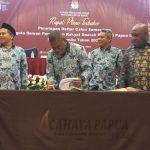 Ketua Bawaslu Provinsi Papua Barat Elias Idie saat menghadiri rapat pleno KPU dalam rangka penetapan DCS Anggota DPR Papua Barat