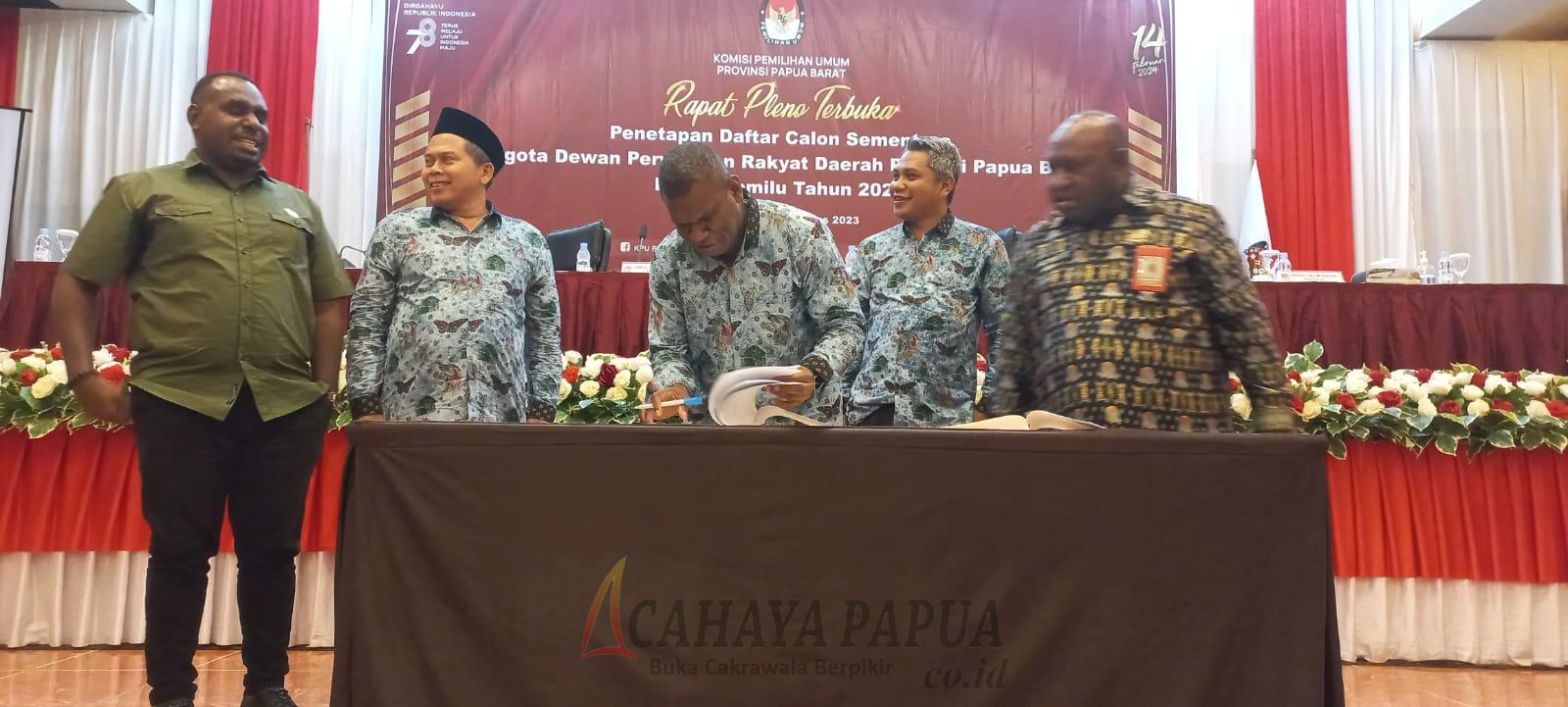 Ketua Bawaslu Provinsi Papua Barat Elias Idie saat menghadiri rapat pleno KPU dalam rangka penetapan DCS Anggota DPR Papua Barat Ketua Bawaslu Provinsi Papua Barat Elias Idie saat menghadiri rapat pleno KPU dalam rangka penetapan DCS Anggota DPR Papua Barat