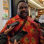 Ketua DPR Papua Barat Orgenes Wonggor saat memberikan keterangan terkait jadwal rapat pembahasan APBDP 2023