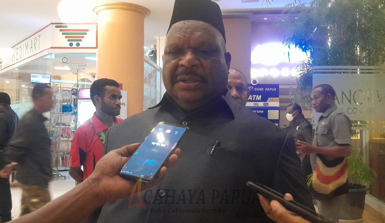 Ketua DPR Papua Barat Orgenes Wonggor Ketua DPR Papua Barat Orgenes Wonggor