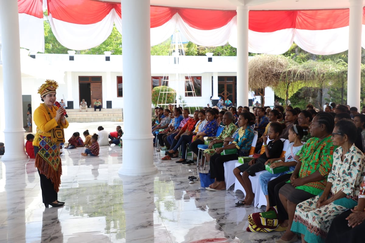 Ketua Dewan Kesenian Nasional Daerah (Dekranasda) Provinsi Papua Barat Roma Megawanty dihadapan Forum Perempuan Melanesia Kabupaten Manokwari berbicara soal Stunting dan Pernikahan Dini
