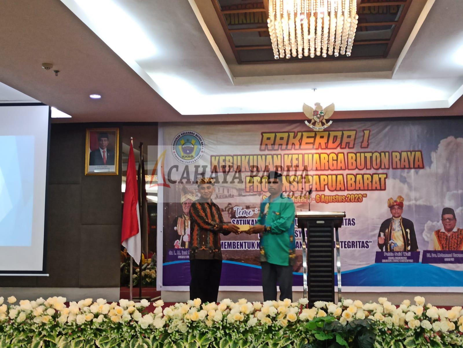 Penyerahan bantuan berupa uang tunai dari Bupati Hermus Indou yang diwakili Asisten II Setda Kabupaten Manokwari Harjanto Ombesapu kepada pengurus KKBR Papua Barat Penyerahan bantuan berupa uang tunai dari Bupati Hermus Indou yang diwakili Asisten II Setda Kabupaten Manokwari Harjanto Ombesapu kepada pengurus KKBR Papua Barat