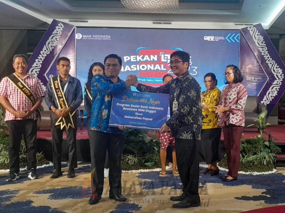 Penyerahan simbolis bantuan beasiswa kepada mahasiswa Unipa dari Kepala Perwakilan BI Prov. Papua Barat Rommy Tamawiwy kepada Dekan Fekon dan Bisnis Rully Wurarah