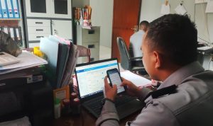 Seorang Peserta JKN Mustakim Said saat mengakses layanan PANDAWA BPJS Kesehatan