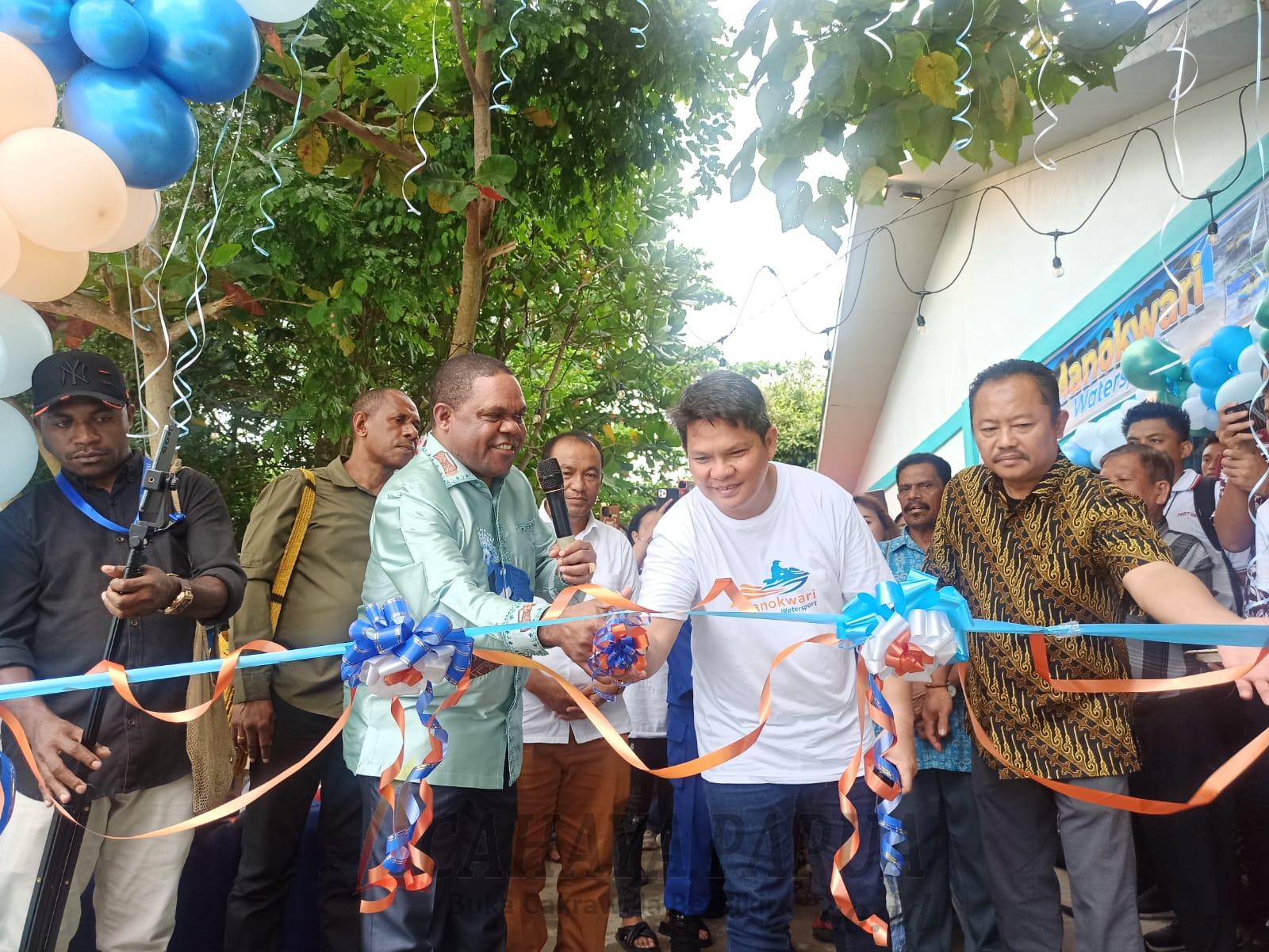 Bupati Manokwari, Hermus Indou, meresmikan hadirnya Manokwari Watersports di Pantai Pasir Putih, Sabtu (9/9/2023). Foto: Putri/CP