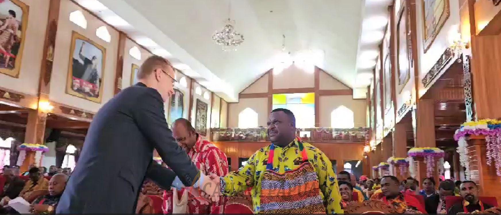 Berjabat tangan dengan anak misionaris Berjabat tangan dengan anak misionaris