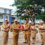 Bupati Hermus Indou menyerahkan penghargaan kepada Lurah Padarni Paul Rumbruren atas prestasi yang diraih