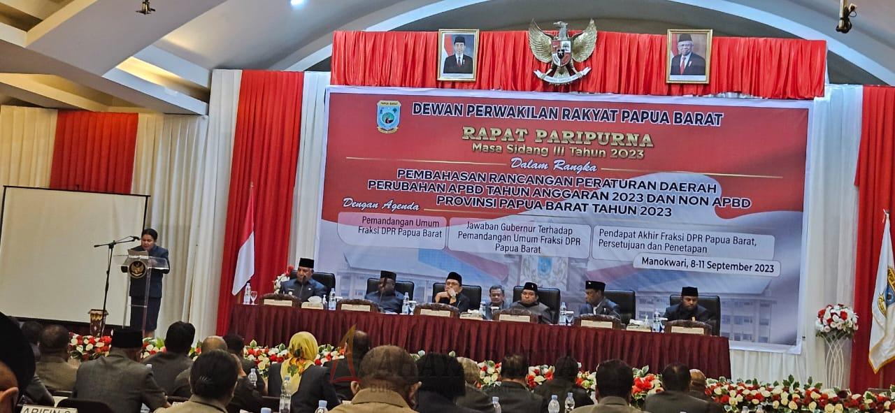 Kabag Perundang Undangan Setwan DPR Papua Barat Amanda Kambuaya ketika membacakan Keputusan DPRPB terhadap tiga Raperdasi Papua Barat