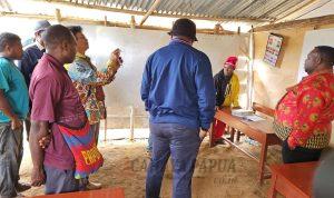 Ketua DPR Papua Barat Orgenes Wonggor besama Komisi I meninjau bangunan SDN 34 Mainda, Minyambouw Kabupaten Pegunungan Arfak