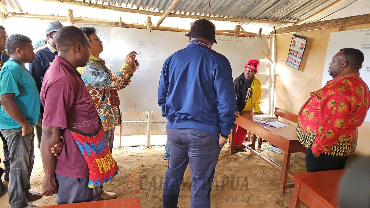 Ketua DPR Papua Barat Orgenes Wonggor besama Komisi I meninjau bangunan SDN 34 Mainda, Minyambouw Kabupaten Pegunungan Arfak Ketua DPR Papua Barat Orgenes Wonggor besama Komisi I meninjau bangunan SDN 34 Mainda, Minyambouw Kabupaten Pegunungan Arfak