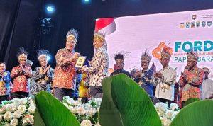 Penjabat Gubernur Papua Barat Paulus Waterpauw memberikan cinderamata kepada Dirjen Otda Kemendagri pada pembukaan Fordasi 2023 Provinsi Papua Barat Penjabat Gubernur Papua Barat Paulus Waterpauw memberikan cinderamata kepada Dirjen Otda Kemendagri pada pembukaan Fordasi 2023 Provinsi Papua Barat