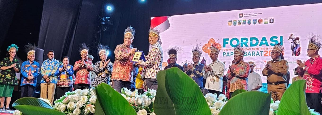 Penjabat Gubernur Papua Barat Paulus Waterpauw memberikan cinderamata kepada Dirjen Otda Kemendagri pada pembukaan Fordasi 2023 Provinsi Papua Barat Penjabat Gubernur Papua Barat Paulus Waterpauw memberikan cinderamata kepada Dirjen Otda Kemendagri pada pembukaan Fordasi 2023 Provinsi Papua Barat