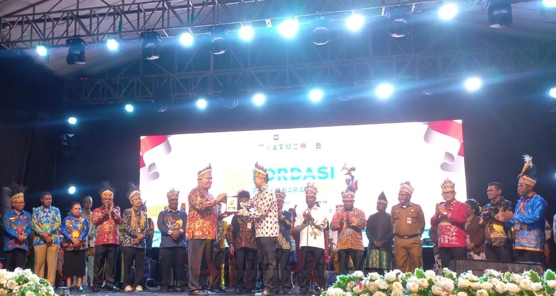 Penjabat Gubernur Papua Barat Paulus Waterpauw menerima cinderamata dari Kemendagri pada pembukaan Fordasi 2023 Penjabat Gubernur Papua Barat Paulus Waterpauw menerima cinderamata dari Kemendagri pada pembukaan Fordasi 2023