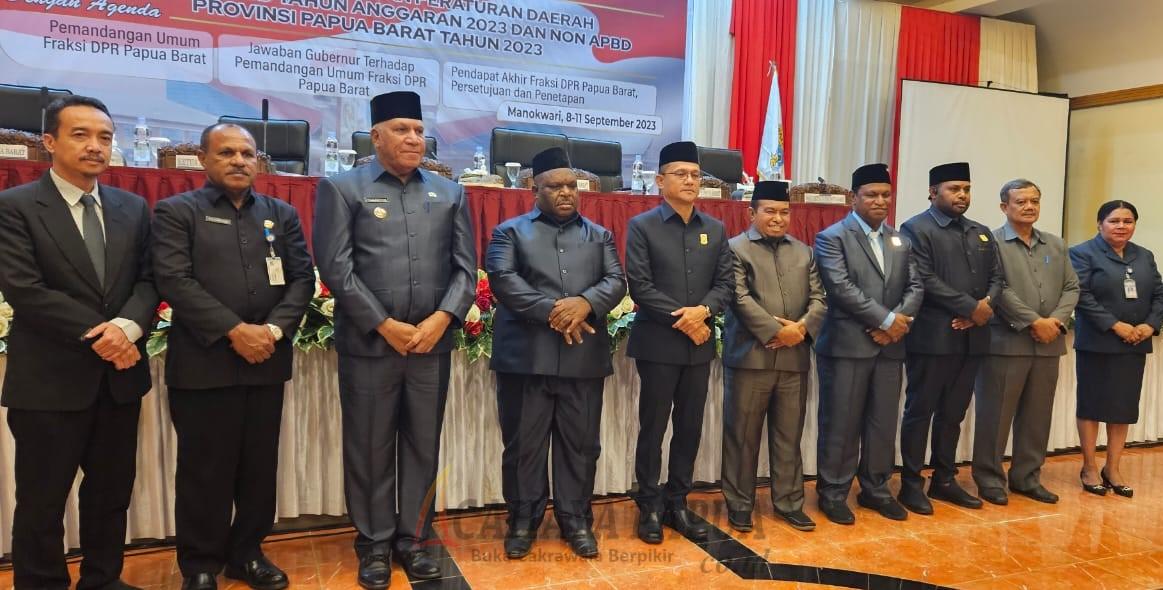 Penjabat Gubernur Papua Barat Paulus Waterpauw pose bersama unsur pimpinan DPR Papua Barat dalam suasana rapat paripurna Penjabat Gubernur Papua Barat Paulus Waterpauw pose bersama unsur pimpinan DPR Papua Barat dalam suasana rapat paripurna