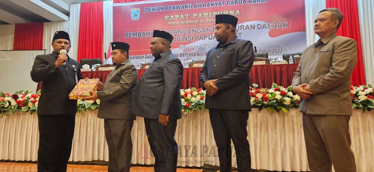 Penjabat Sekretaris Daerah Provinsi Papua Barat Jacob Fonata menyerahkan materi Raperdasi kepada Pimpinan DPR Papua Barat