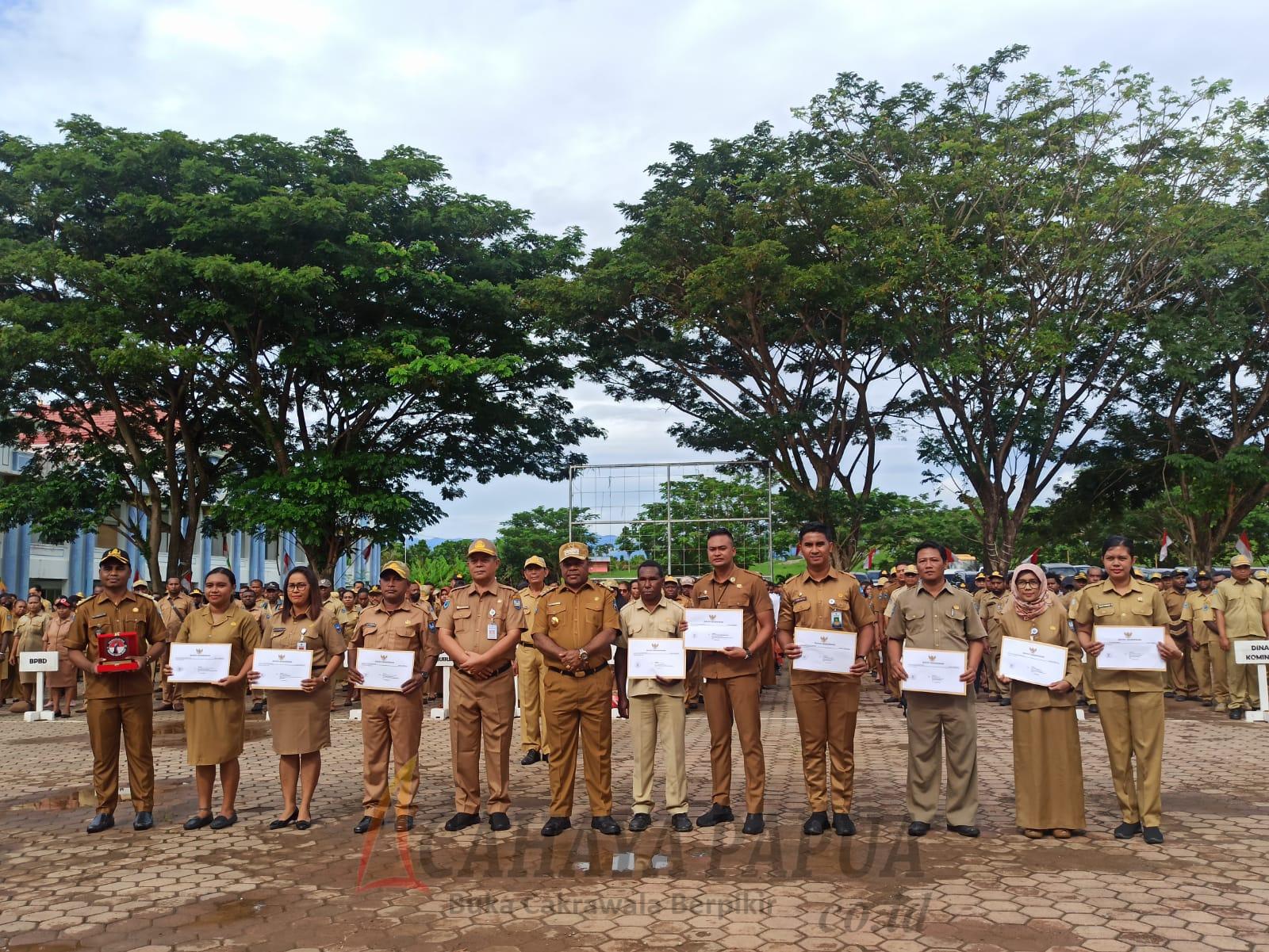 Penyerahan SK kenaikan pangkat kepada 364 ASN di lingkup Kabupaten Manokwari