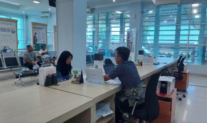 Petugas BPJS Kesehatan Cabang Manokwari saat melayani peserta