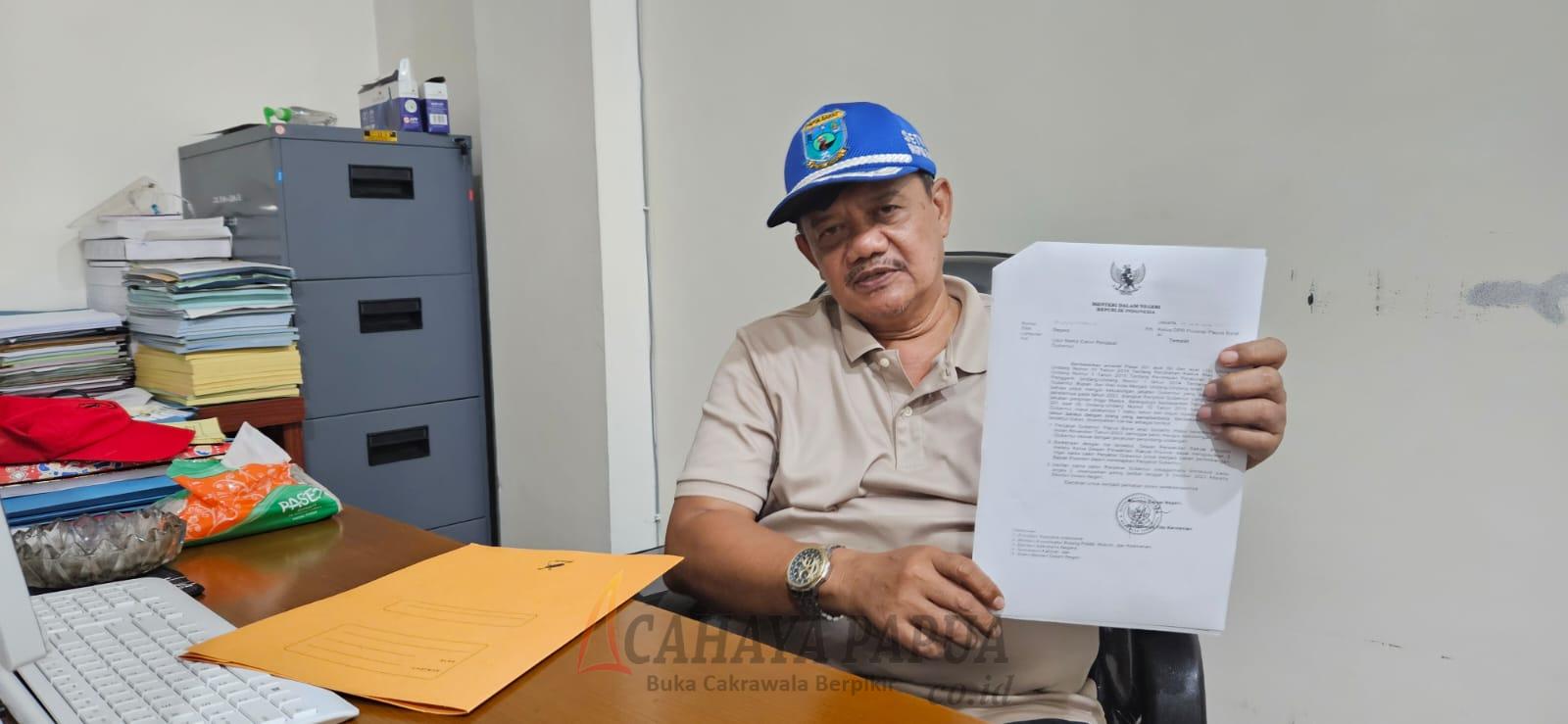 Sekretaris DPRPB Jasat Kadarusman saat menunjukkan surat Medagri tentang pengusulan nama penjabat gubernur Papua Barat Sekretaris DPRPB Jasat Kadarusman saat menunjukkan surat Medagri tentang pengusulan nama penjabat gubernur Papua Barat