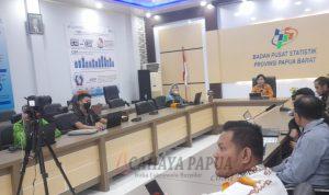 Kepala BPS Provinsi Papua Barat Merry saat menyampaikan rilis di kantornya Kepala BPS Provinsi Papua Barat Merry saat menyampaikan rilis di kantornya