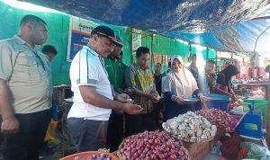 Kepala Perwakilan Bank Indonesia Provinsi Papua Barat Rommy S, Tamawiwy saat meninjau langsung harga komiditi di pasar tradisional Sanggeng di sela kegiatan launching GEMAR PAPEDA
