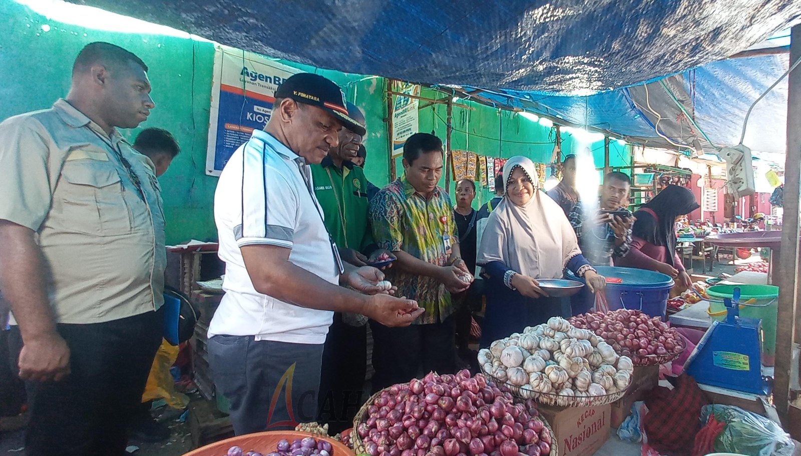 Kepala Perwakilan Bank Indonesia Provinsi Papua Barat Rommy S, Tamawiwy saat meninjau langsung harga komiditi di pasar tradisional Sanggeng di sela kegiatan launching GEMAR PAPEDA Kepala Perwakilan Bank Indonesia Provinsi Papua Barat Rommy S, Tamawiwy saat meninjau langsung harga komiditi di pasar tradisional Sanggeng di sela kegiatan launching GEMAR PAPEDA