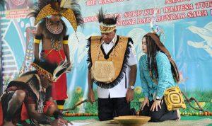 Paulus Waterpauw yang juga menjabat sebagai Penjabat Gubernur Papua Barat, dikukuhkan sebagai anak adat dan sesepuh Kuri Wamesa Paulus Waterpauw yang juga menjabat sebagai Penjabat Gubernur Papua Barat, dikukuhkan sebagai anak adat dan sesepuh Kuri Wamesa