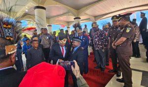 Penjabat Gubernur Papua Barat Paulus Waterpauw bersama Dominggus Mandacan bersua usai mengikuti Upacara perayaan HUT 24 Provinsi Papua Barat