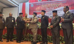 Penyerahan materi Rapernda RAPBD 2024 Provinsi Papua Barat oleh Pj. Gubernur Ali Baham Temongmere kepada Ketua DPRPB Orgenes Wonggor Penyerahan materi Rapernda RAPBD 2024 Provinsi Papua Barat oleh Pj. Gubernur Ali Baham Temongmere kepada Ketua DPRPB Orgenes Wonggor