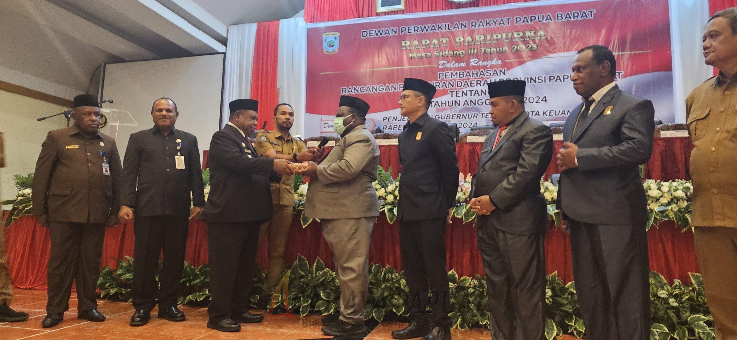 Penyerahan materi Rapernda RAPBD 2024 Provinsi Papua Barat oleh Pj. Gubernur Ali Baham Temongmere kepada Ketua DPRPB Orgenes Wonggor Penyerahan materi Rapernda RAPBD 2024 Provinsi Papua Barat oleh Pj. Gubernur Ali Baham Temongmere kepada Ketua DPRPB Orgenes Wonggor