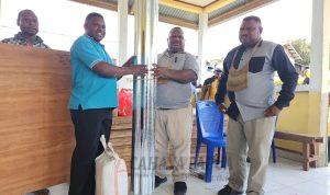 Penyerahan simbolis bantuan BBR kepada masyarakat di Distrik Catubouw, Pegunungan Arfak Penyerahan simbolis bantuan BBR kepada masyarakat di Distrik Catubouw, Pegunungan Arfak