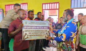 Penyerahan simbolis batuan BBR di 5 Distrik di wilayah Kabupaten Pegunungan Arfak