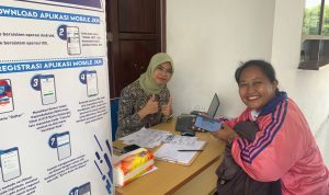 Irmayanti Simanjutak, salah seorang peserta program JKN saat mengakses kanal BPJS Keliling. BPJS Keliling salah satu upaya BPJS Kesehatan .menghadirkan layanan prima