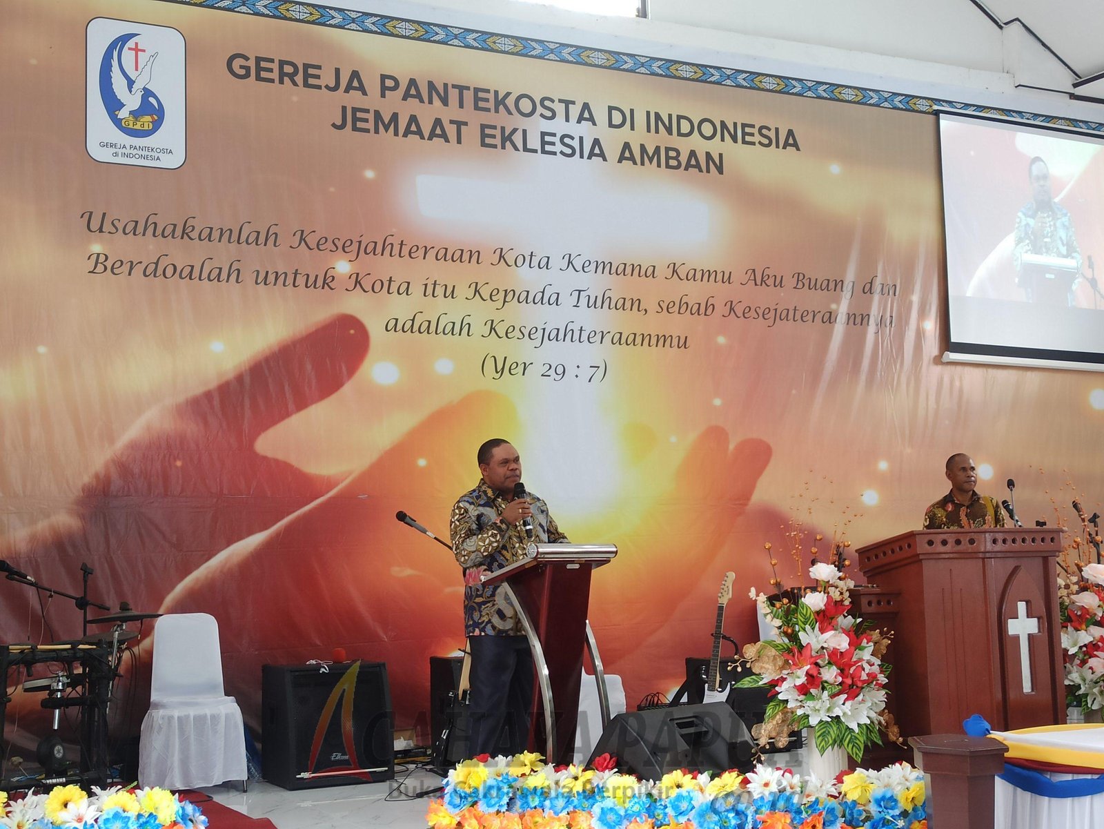 Bupati Hermus, menyampaikan arahan pada saat Peresmian GPdI Jemaat Eklesia Amban, Manokwari, Selasa (18/6/2024) (Foto : Putri/cp)