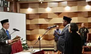 Luxen Thesia Resmi Dilantik sebagai Anggota PAW DPR Papua Barat