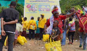 Masyarakat saat menerima paket sembako yang dibagikan oleh DPD Partai Golkar Kabupaten Pegunungan Arfak